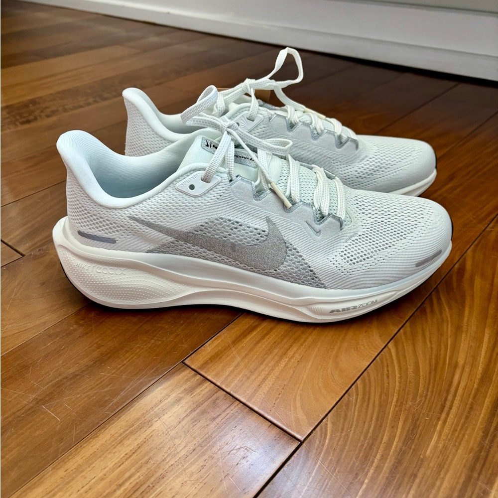 Nike Pegasus 41 Premium
Women's Road Running Shoes with Metallic Accents